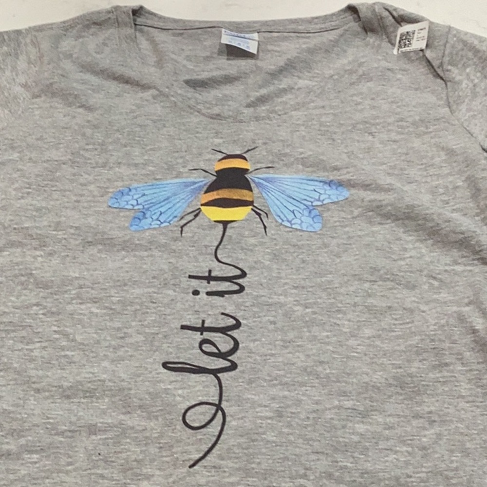 NWT Let It 🐝 vneck tshirt